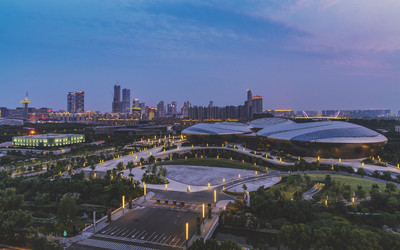 江苏大剧院位于江苏省南京市建邺区梦都大街181号,东接河西中央商务区和南京奥体中心,西临江心洲和长江,与江北新区隔江相望,是中国最大的现代化大剧院,亚洲最大的剧院综合体。